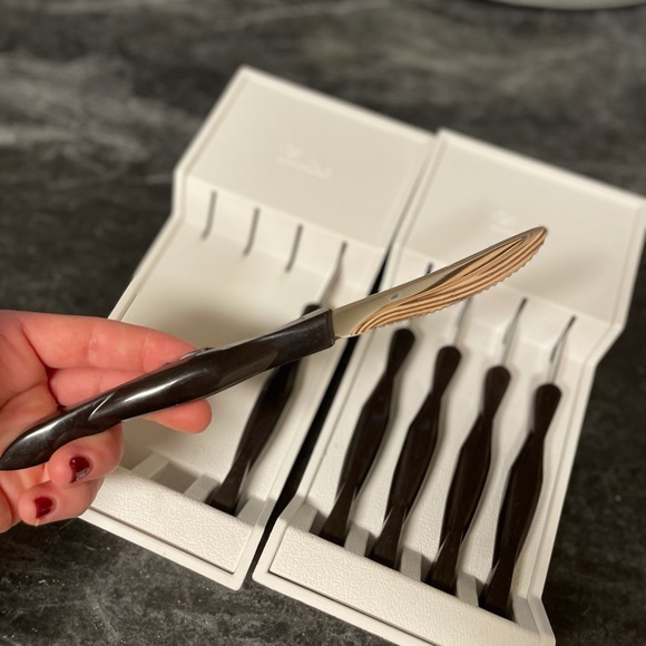 6 Cutco Table Knives - Picture 3 of 7